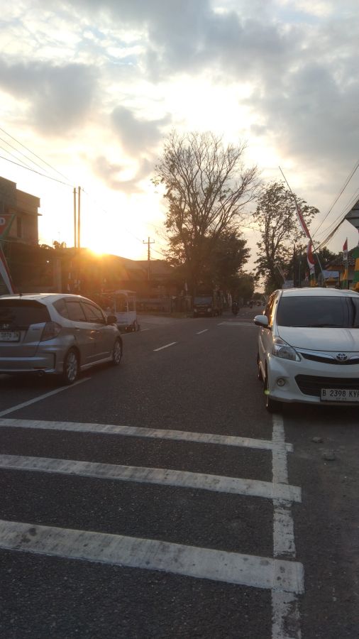 Kendaraan Satpol PP Sering Parkir Sembarangan