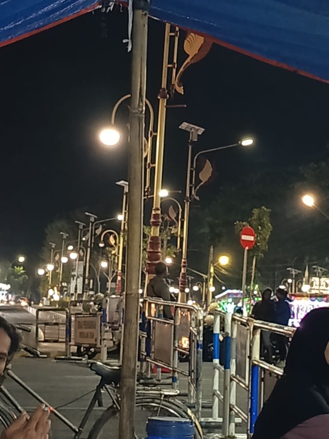 Penutupan jalan di alun-alun 