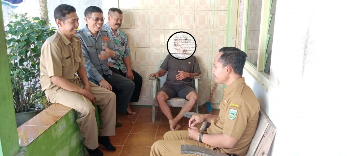 Tetangga membakar sampah dan mengganggu masyarakat sekitar
