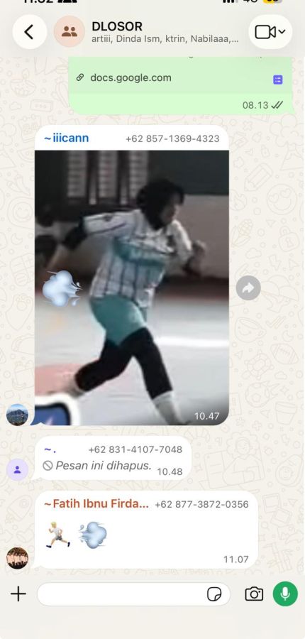 menyebarkan foto yang tidak di inginkan dan dikirim ke grup kelas
