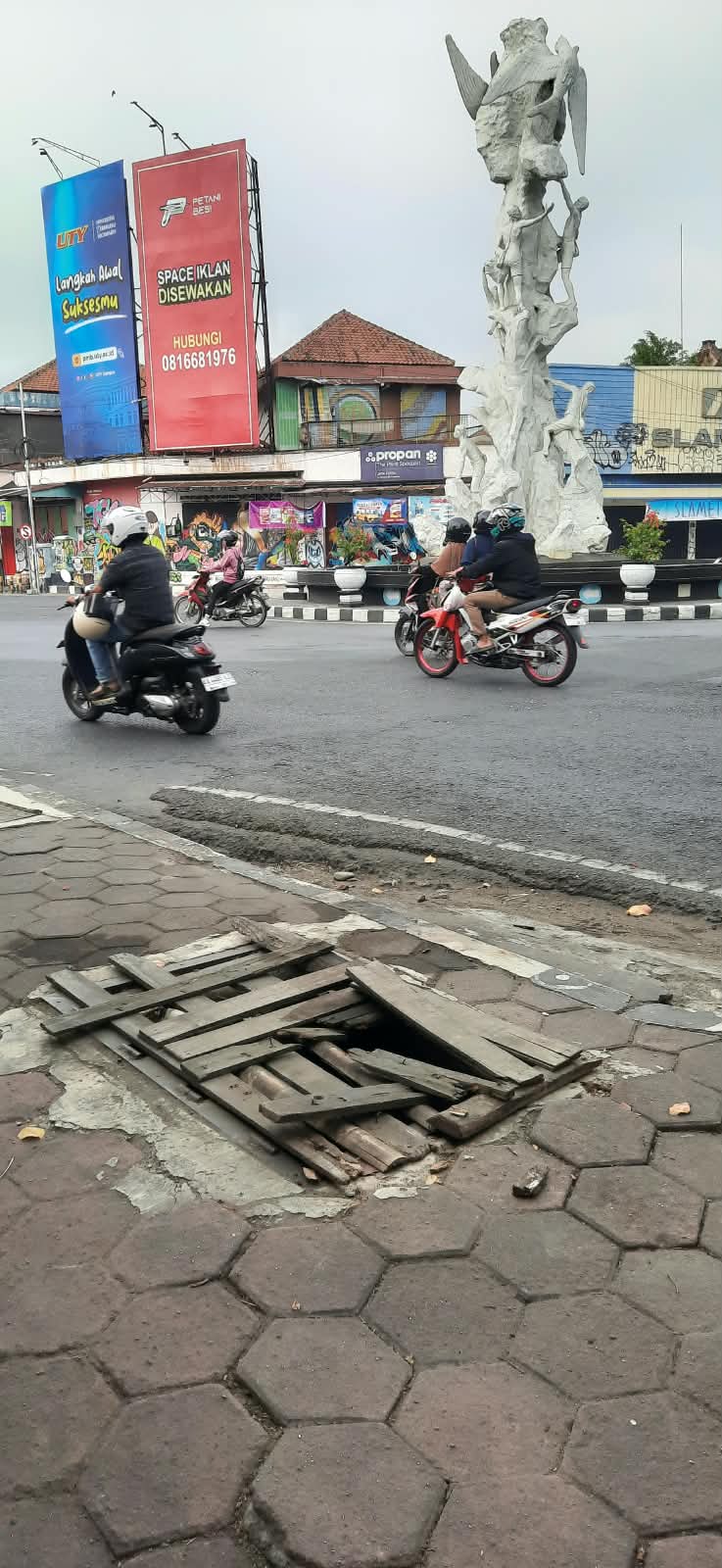  lubang ditrotoar