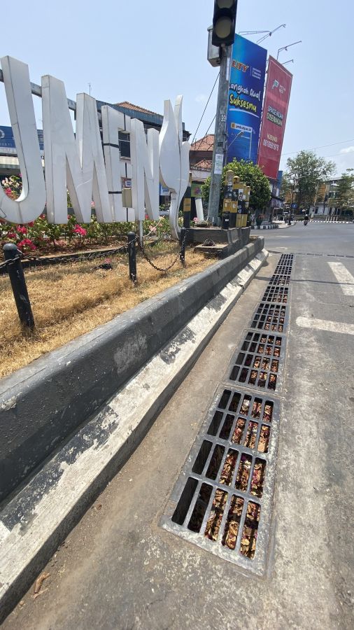 Gorong” banyak sampah kering