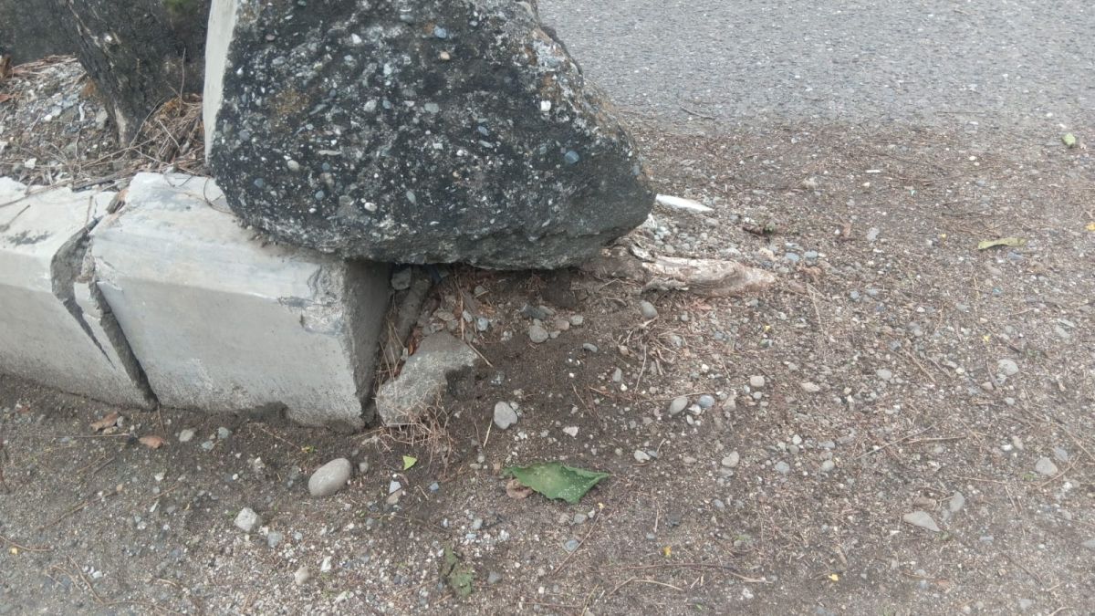 Terdapat kabel lampu jalan terputus dan konslet membahayakan